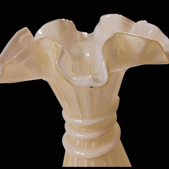 Vintage Fenton Candle Glow Yellow Ruffled Wheat Vase - 1950s MCM Art Glass, 7.5” - Picture 9 of 9